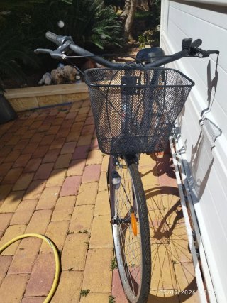Bicicleta paseo mujer con cesta y cambio