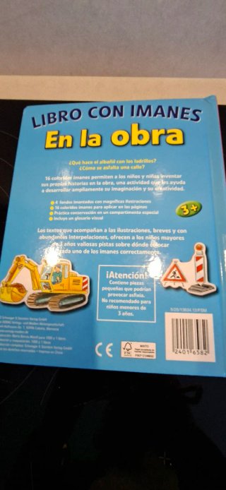 Libro con imanes En la obra