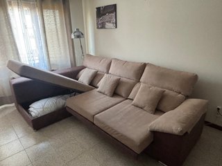 Sillón, mesa, mueble auxiliar y regalo de 4 sillas