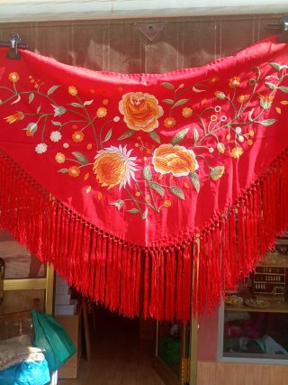 Mantoncillo rojo bordado flores naranjas