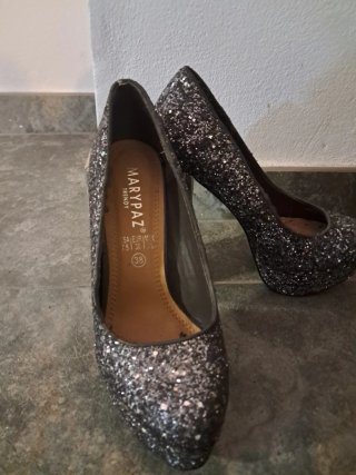 Tacones negros y plateados brillantes