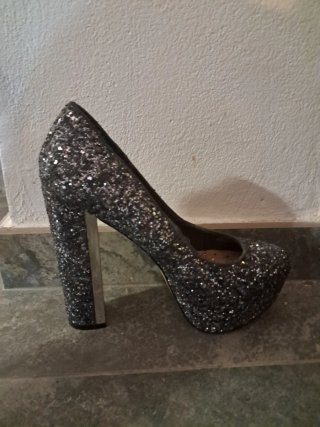 Tacones negros y plateados brillantes