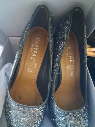 Tacones negros y plateados brillantes