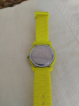 Reloj QWatch Dorado y Amarillo