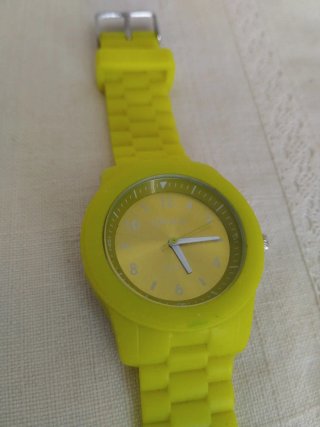 Reloj QWatch Dorado y Amarillo