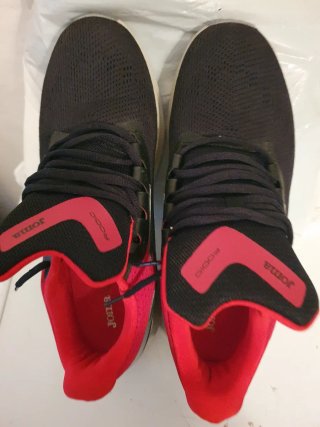 Zapatillas deportivas negras y rojas