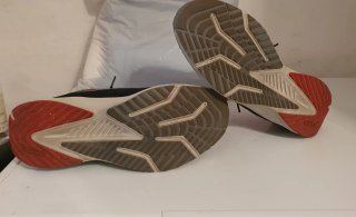 Zapatillas deportivas negras y rojas