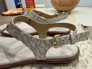 Sandalias Michael Kors Blancas y Doradas