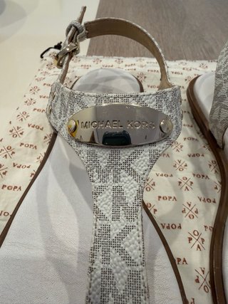 Sandalias Michael Kors Blancas y Doradas