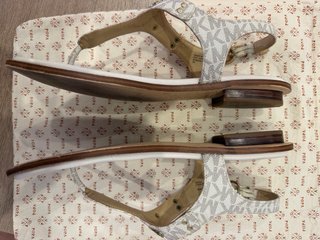 Sandalias Michael Kors Blancas y Doradas