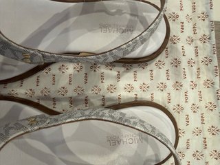 Sandalias Michael Kors Blancas y Doradas