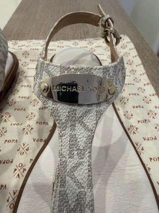 Sandalias Michael Kors Blancas y Doradas