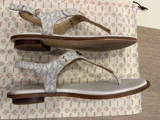 Sandalias Michael Kors Blancas y Doradas