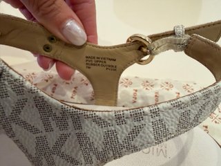 Sandalias Michael Kors Blancas y Doradas