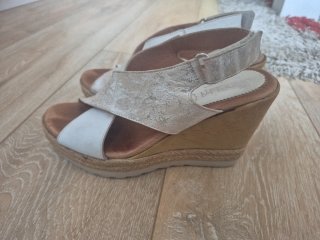 Sandalias de piel doradas y blancas talla 38