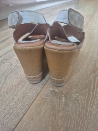 Sandalias de piel doradas y blancas talla 38