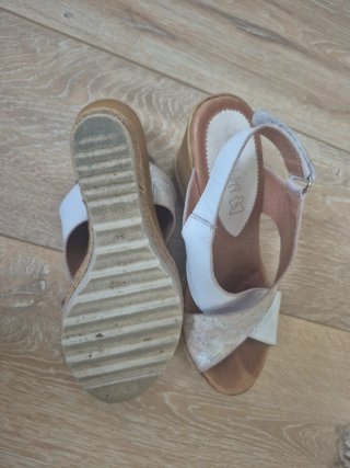 Sandalias de piel doradas y blancas talla 38
