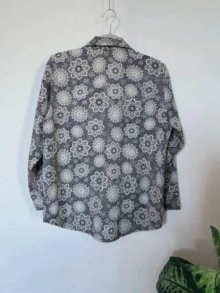 Camisa estampada blanca y negra ligera manga larga