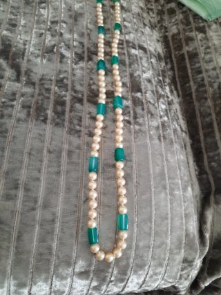 Collar vintage perlas y piedras color verde claro.