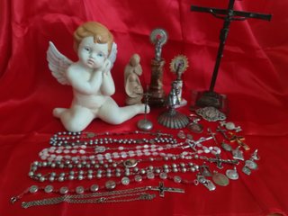 Lote artículos religiosos: Ángel, Crucifijo, Rosar