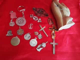 Lote artículos religiosos: Ángel, Crucifijo, Rosar