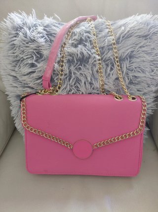 Bolso rosa con cadena dorada