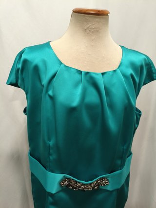 Vestido + chaqueta verde esmeralda elegante