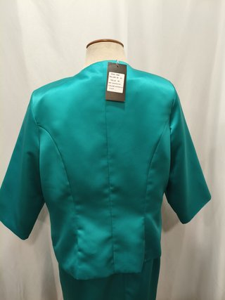 Vestido + chaqueta verde esmeralda elegante