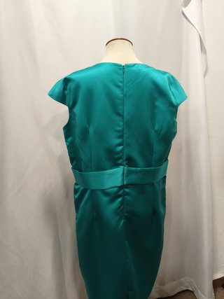 Vestido + chaqueta verde esmeralda elegante