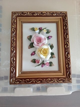 Cuadro de cerámica con flores rosas y doradas