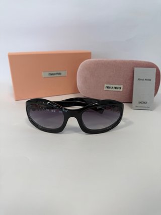 Gafas de sol Miu Miu negras y doradas