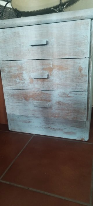 Mesita de noche de madera
