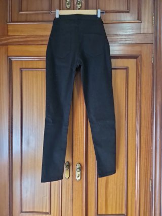 Pantalones negros con abalorios plateado y pitillo