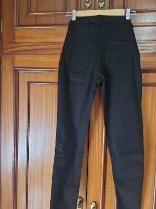 Pantalones negros con abalorios plateado y pitillo
