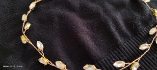Diadema dorada con pedrería