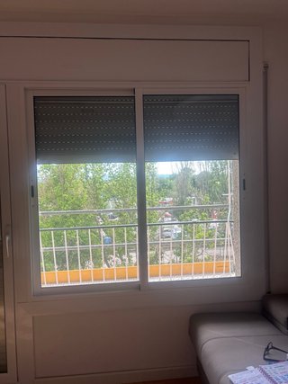 Ventana de aluminio blanca