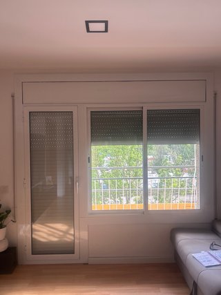 Ventana de aluminio blanca
