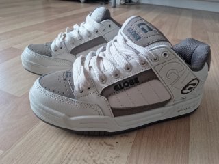 Zapatillas Globe grises y blancas