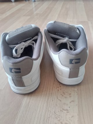 Zapatillas Globe grises y blancas