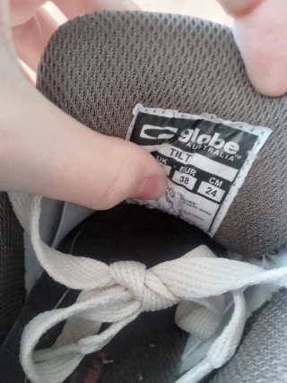 Zapatillas Globe grises y blancas