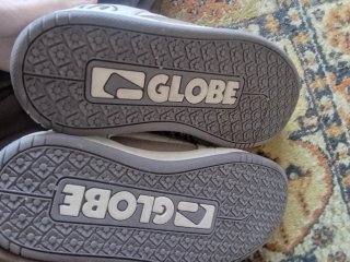 Zapatillas Globe grises y blancas