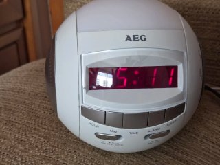 Radio despertador  AEG,modelo MRC 4109