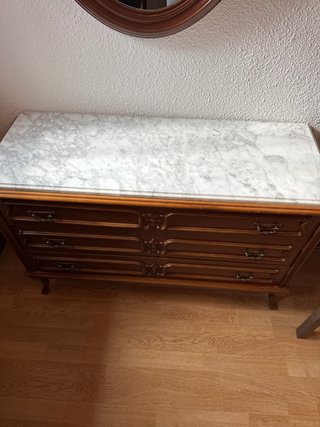Cómoda de madera con encimera de mármol