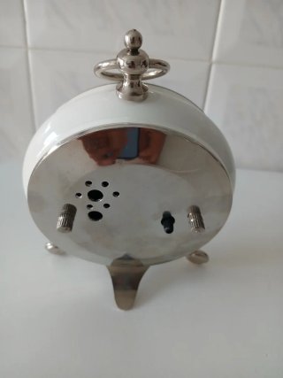 Reloj despertador plateado y blanco