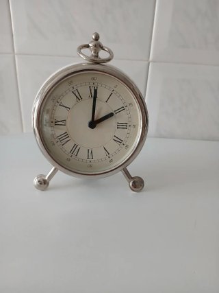 Reloj despertador plateado y blanco