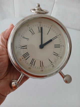 Reloj despertador plateado y blanco
