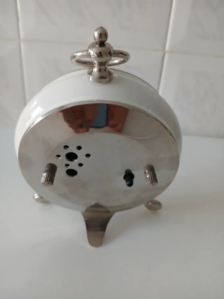 Reloj despertador plateado y blanco