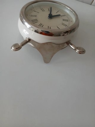 Reloj despertador plateado y blanco