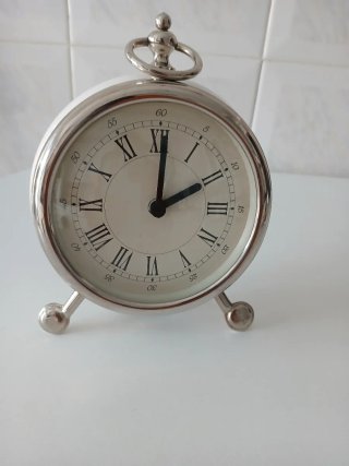 Reloj despertador plateado y blanco