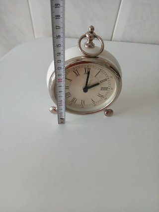 Reloj despertador plateado y blanco